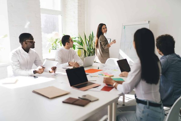 Quelles stratégies les cinémas locaux peuvent-ils adopter pour promouvoir le cinéma d'auteur et indépendant ?